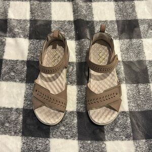 Brand: Jambu 
Color: beige/gray
Size: 8W
Conditions: Never worn